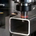 Máquina de taladrado por flujo CNC procesando tubos de acero inoxidable de pared delgada en una máquina de taladrado por flujo CNC