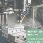 Микросверлильный станок со сверлом 1-3 мм создает прецизионное отверстие в алюминиевой заготовке с подачей охлаждающей жидкости